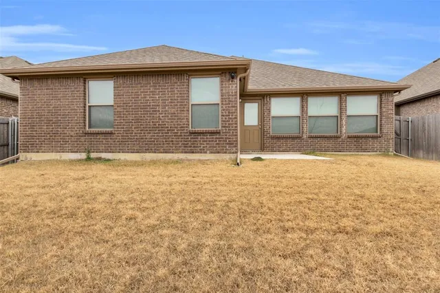 $2,600 | 347 Saltmeadow Lane, Red Oak, TX 75154