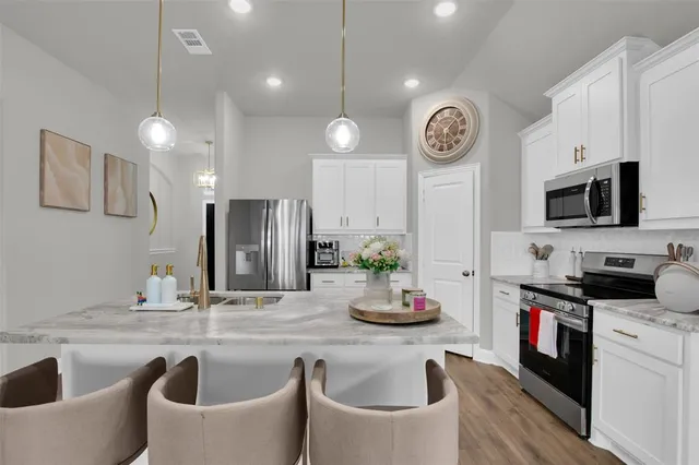 $2,600 | 347 Saltmeadow Lane, Red Oak, TX 75154