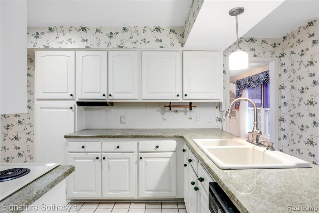 915 Cook Road Grosse Pointe Woods, MI 48236 - Photo 15 of 38