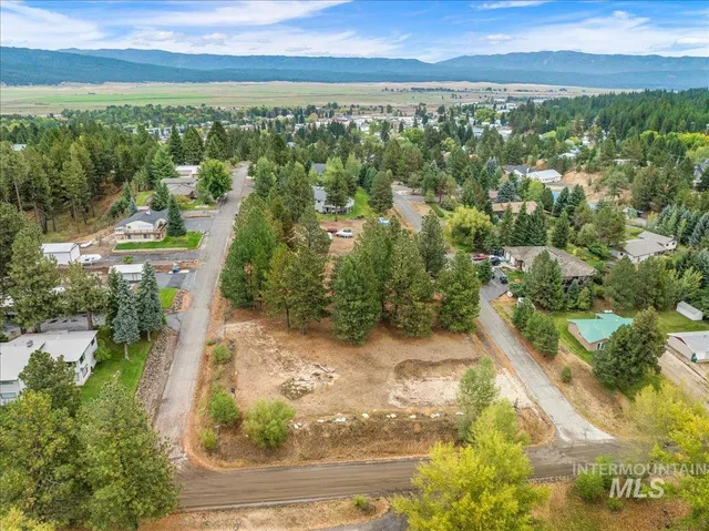 $450,000 | 515 Lakeview Avenue, Cascade, ID 83611