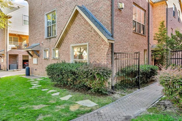 a view of an house with backyard and garden