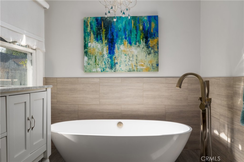 3642 Larchwood Place Riverside, CA 92506 - Photo 20 of 35 a bathroom with a bathtub and a window