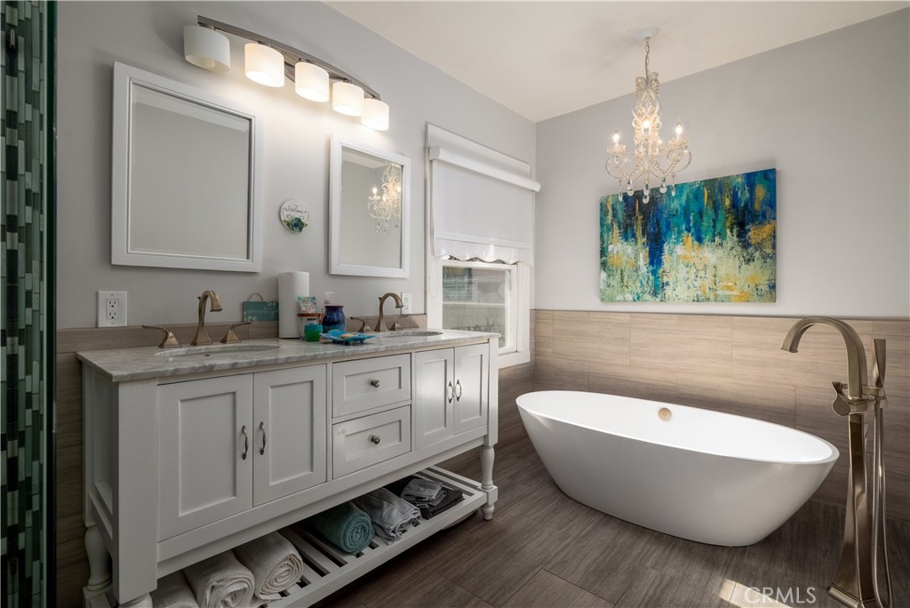 3642 Larchwood Place Riverside, CA 92506 - Photo 21 of 35 a spacious bathroom with a double vanity sink mirror and bathtub