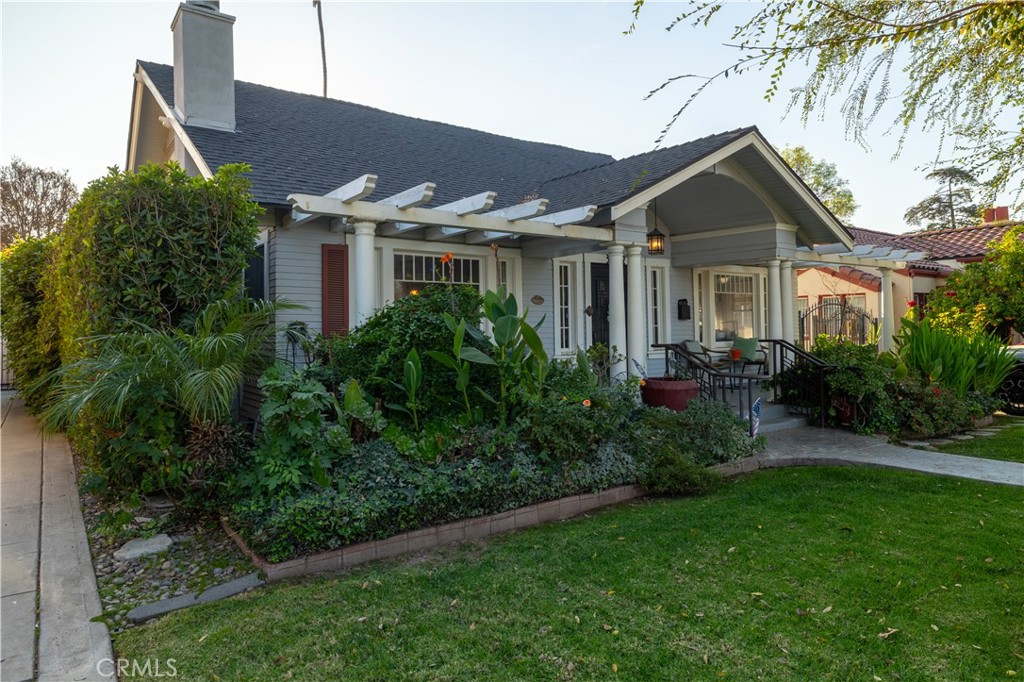 3642 Larchwood Place Riverside, CA 92506 - Photo 5 of 35 a front view of house with a garden