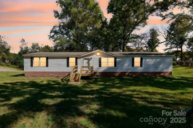 a view of a house with a backyard
