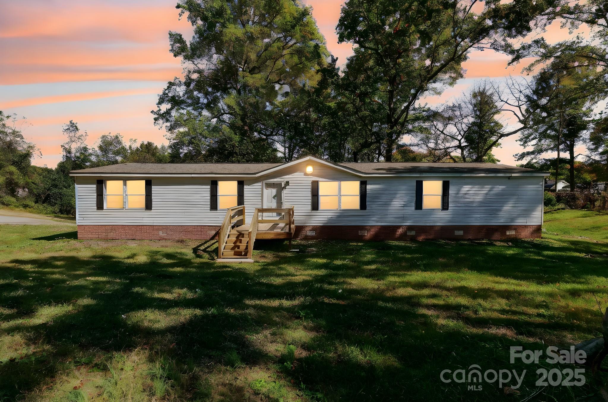 a view of a house with a backyard