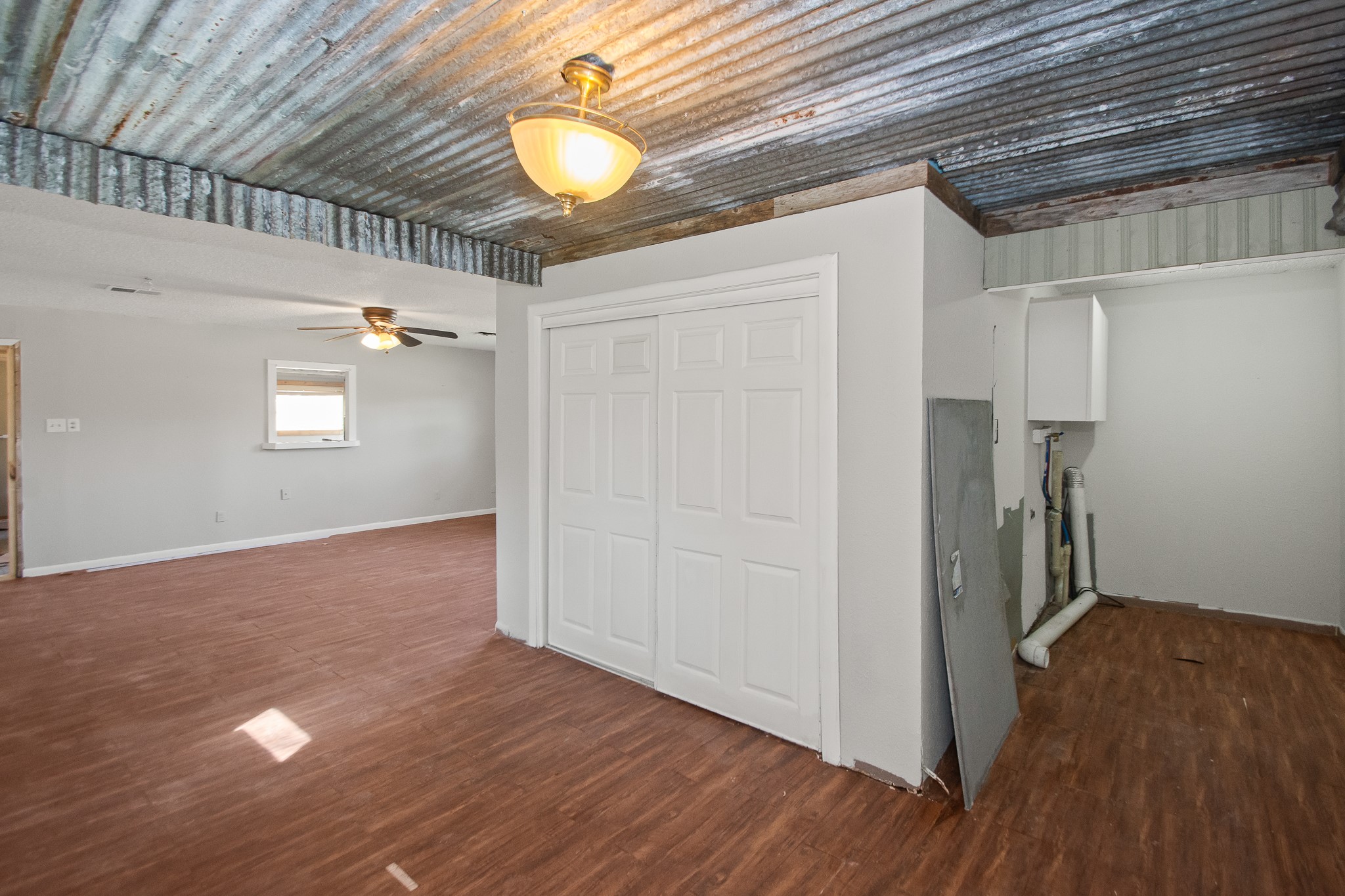 6830 South Highway 35 Alvin, TX 77511 - Photo 12 of 24 a view of empty room with wooden floor
