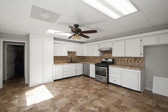 $2,000 | 6830 South Highway 35, Alvin, TX 77511