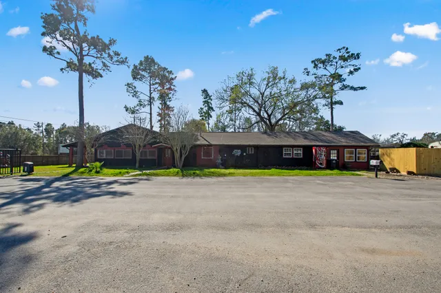 $2,000 | 6830 South Highway 35, Alvin, TX 77511