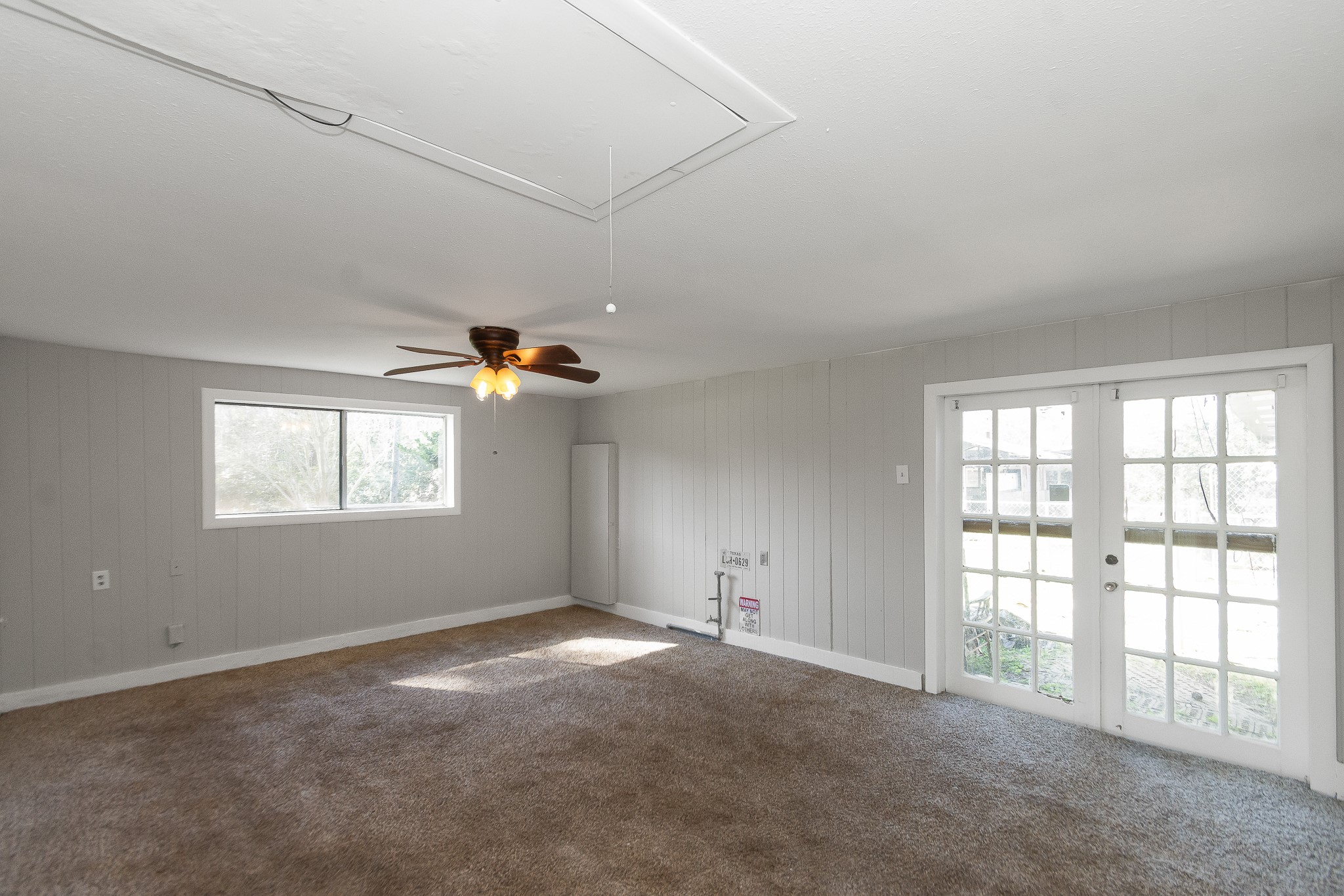 6830 South Highway 35 Alvin, TX 77511 - Photo 5 of 24 a view of an empty room with a window