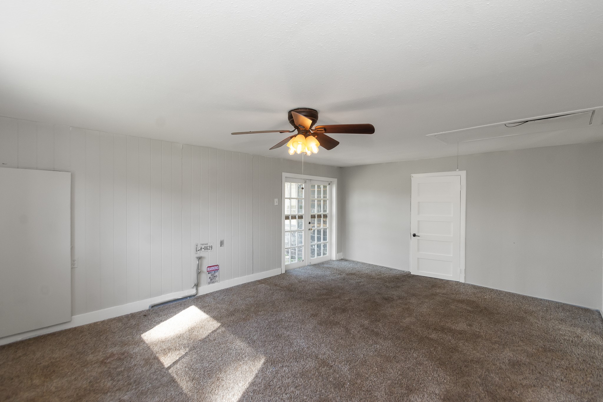 6830 South Highway 35 Alvin, TX 77511 - Photo 6 of 24 a very nice looking room with a window