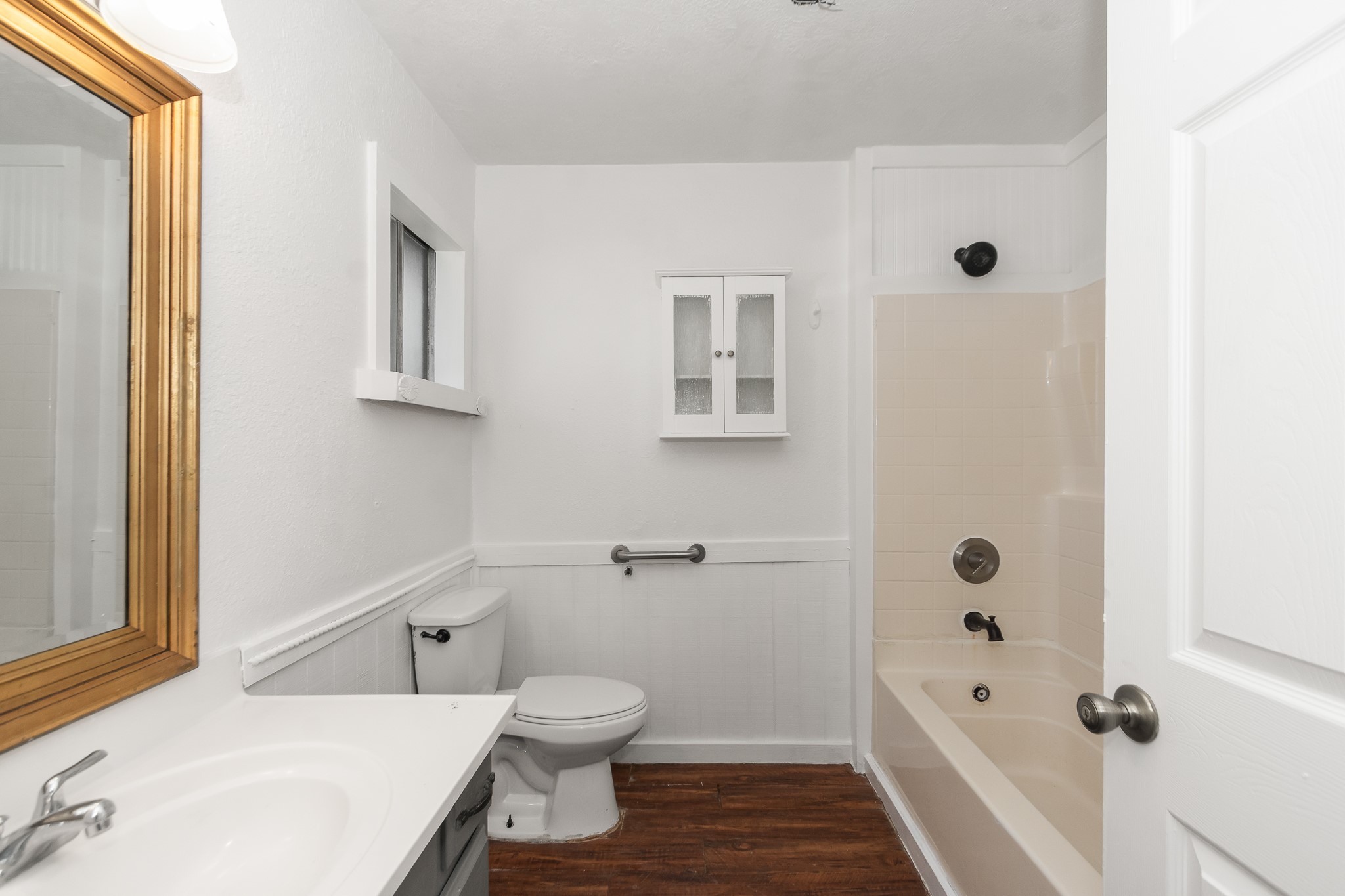 6830 South Highway 35 Alvin, TX 77511 - Photo 9 of 24 a bathroom with a bathtub and shower