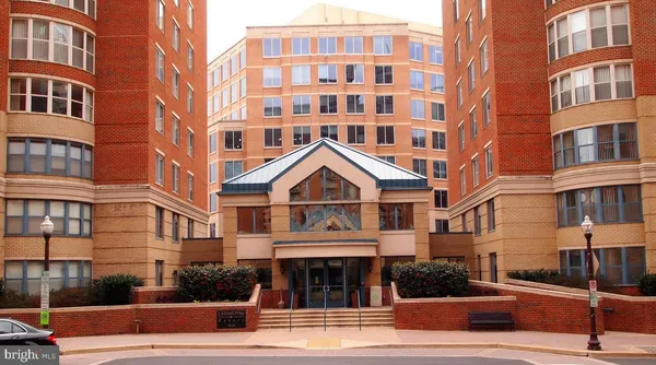 $3,200 | 3830 9th Street North, Unit 703W, Arlington, VA 22203