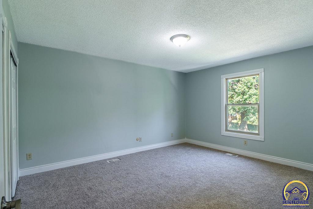 4828 Southwest Cochise Avenue Topeka, KS 66614 - Photo 15 of 35 Bedroom 1