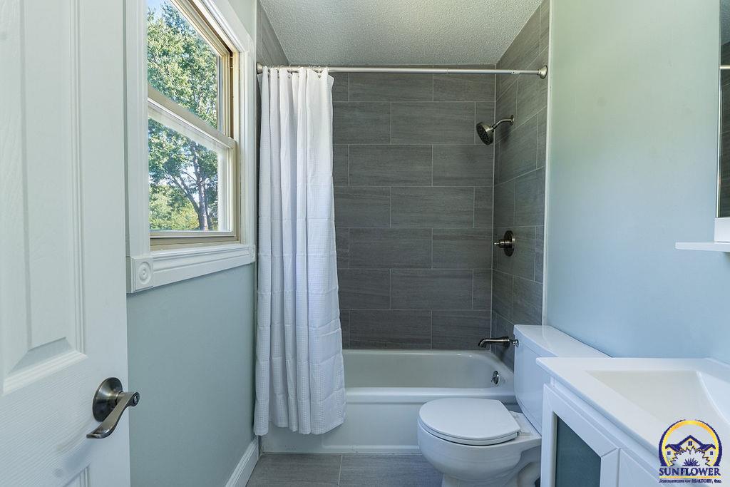 4828 Southwest Cochise Avenue Topeka, KS 66614 - Photo 17 of 35 Master Bathroom