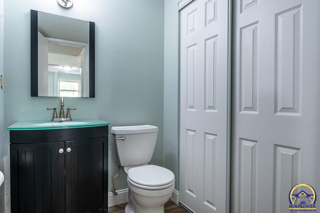 4828 Southwest Cochise Avenue Topeka, KS 66614 - Photo 30 of 35 Basement Bathroom