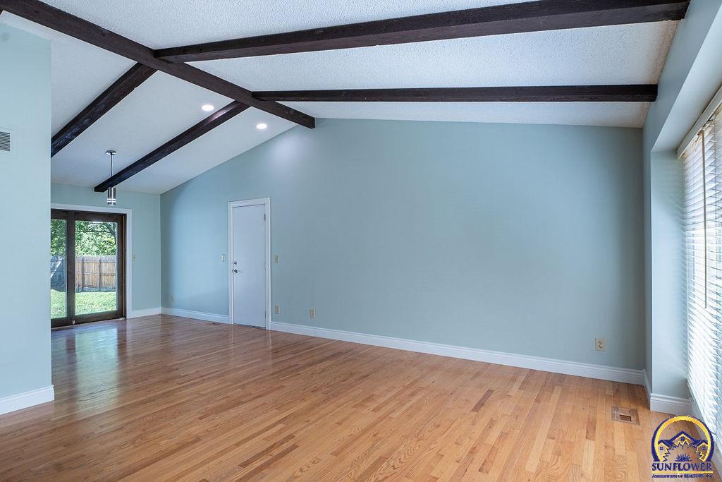 4828 Southwest Cochise Avenue Topeka, KS 66614 - Photo 4 of 35 Living Room
