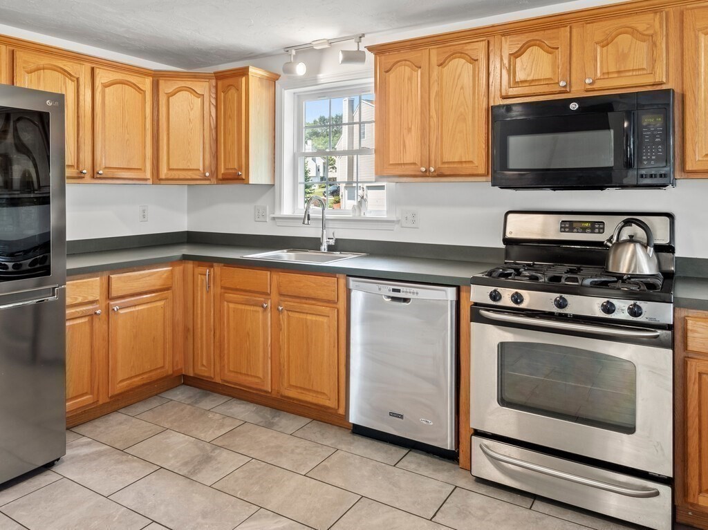 11 Abbey Road Webster, MA 01570 - Photo 3 of 41 Gallery Image 3