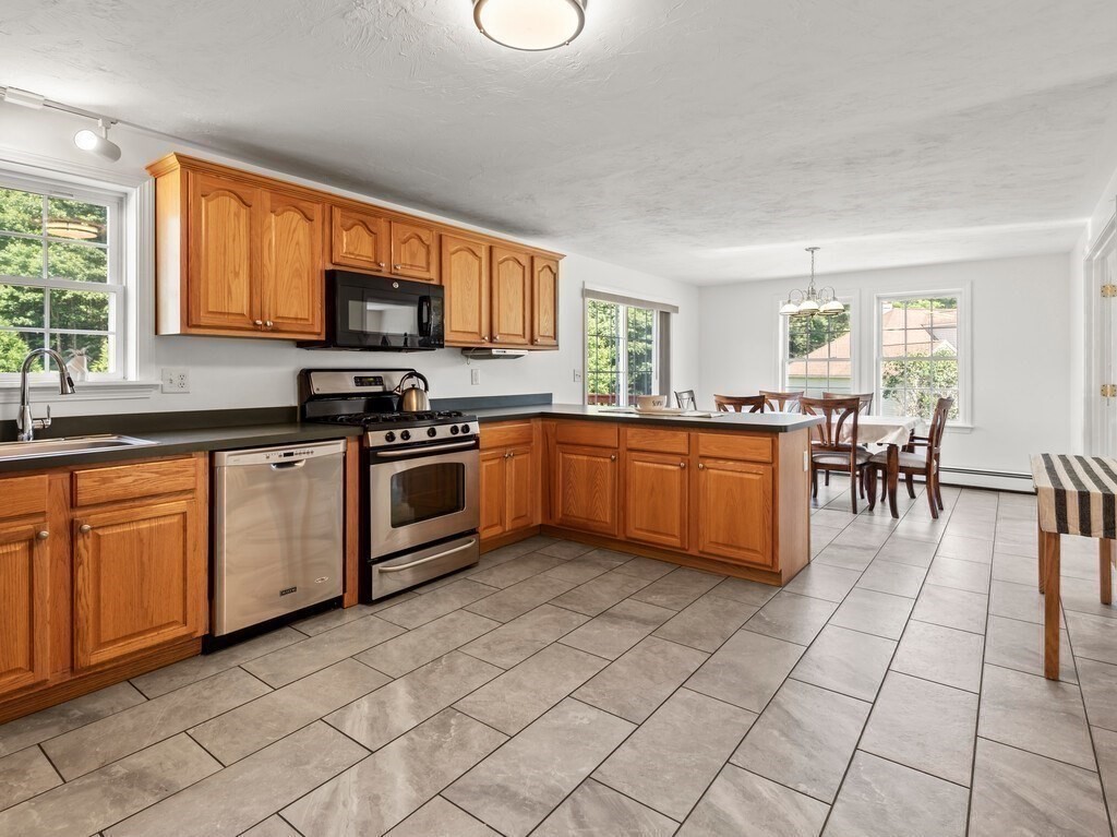 11 Abbey Road Webster, MA 01570 - Photo 4 of 41 Gallery Image 4