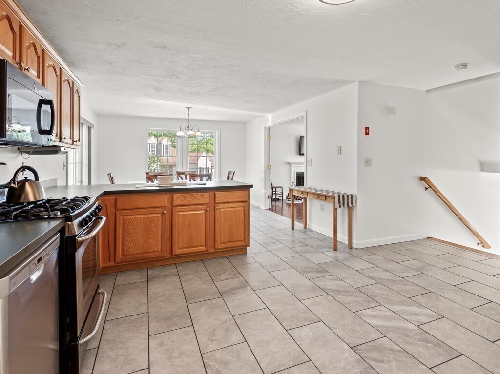 11 Abbey Road Webster, MA 01570 - Photo 5 of 41 Gallery Image 5