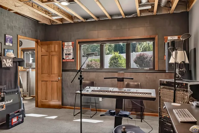 $650,000 | 3914 Southwest Barons Lane, Topeka, KS 66610