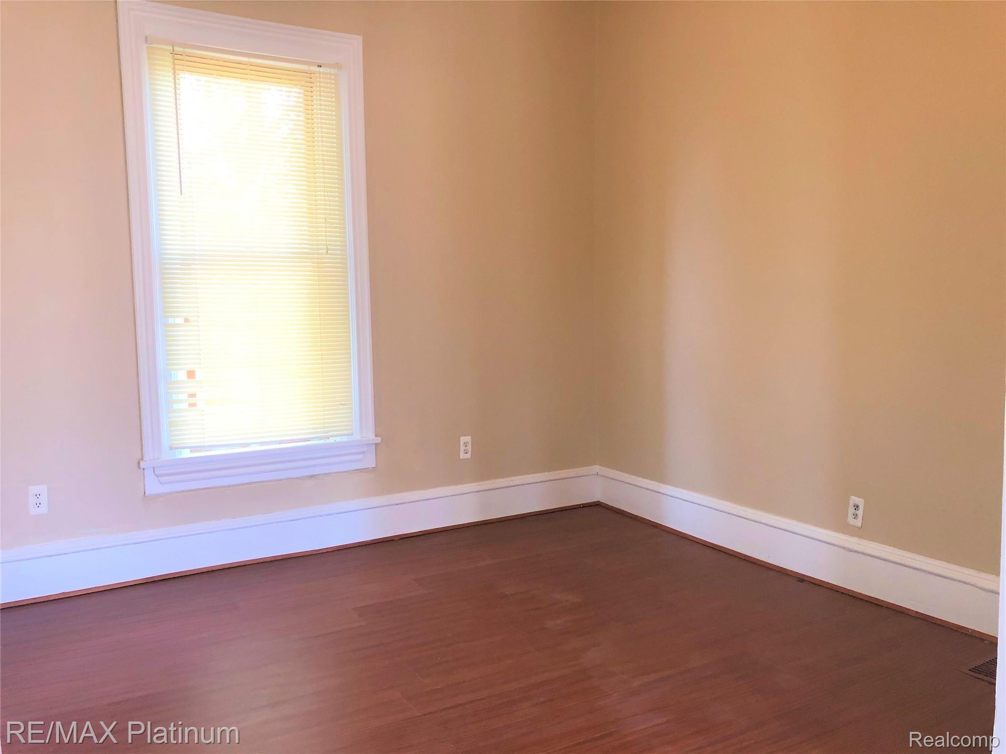 5303 Shepper Road Stockbridge, MI 49285 - Photo 9 of 22 Living Room