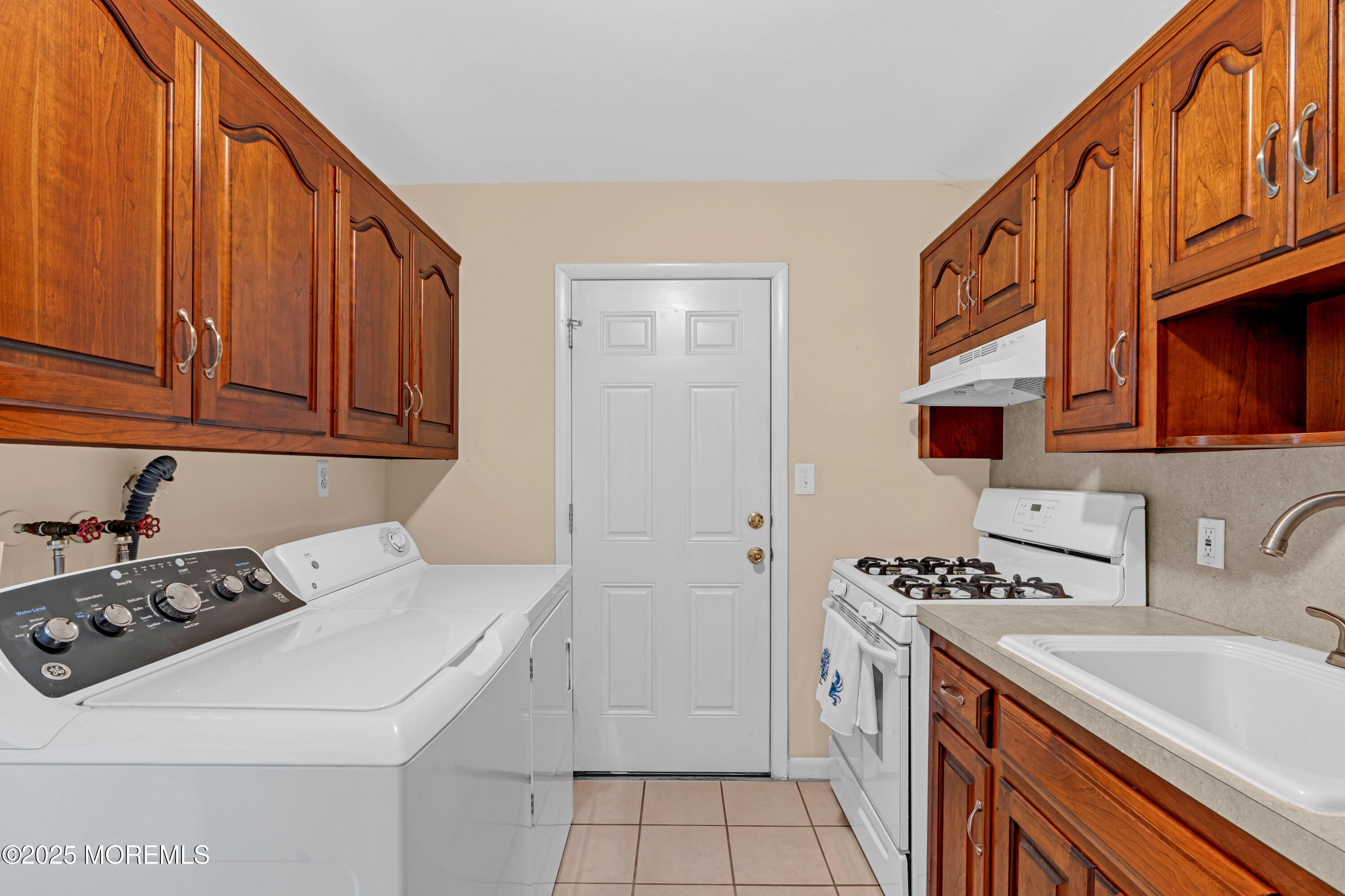 5 Bay Way Brick, NJ 08723 - Photo 23 of 61 a utility room with sink dryer and washer