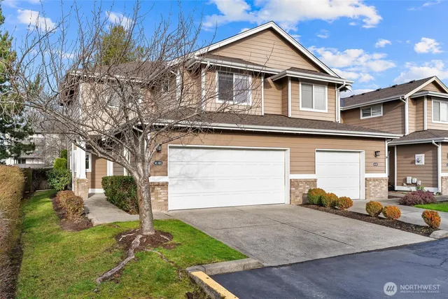 a view of backyard with tub
