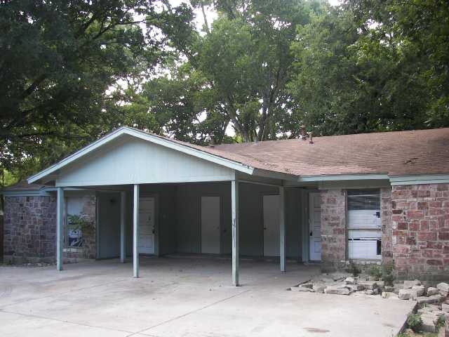 7001 South Pleasant Valley Road Austin, TX 78744 - Photo 1 of 1 a front view of a house with garden