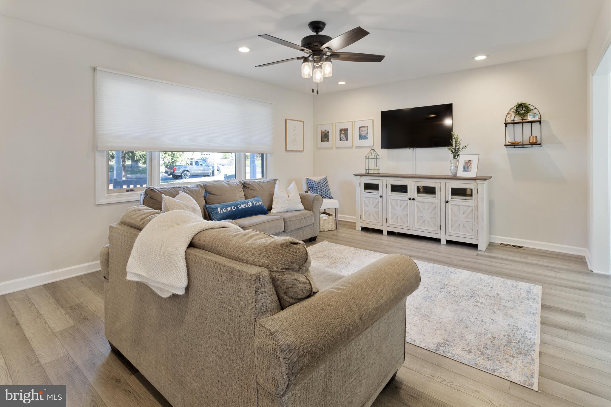 313 Upper Valley Road North Wales, PA 19454 - Photo 3 of 29 Living Room