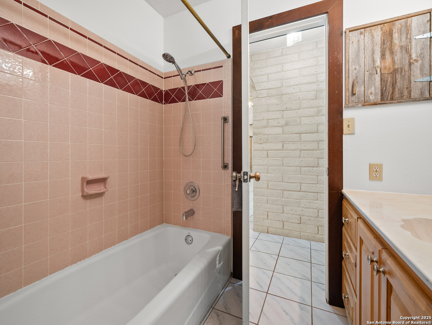 710 Chipman Lane Bandera, TX 78003 - Photo 13 of 42 a bathroom with a tub a sink and a shower