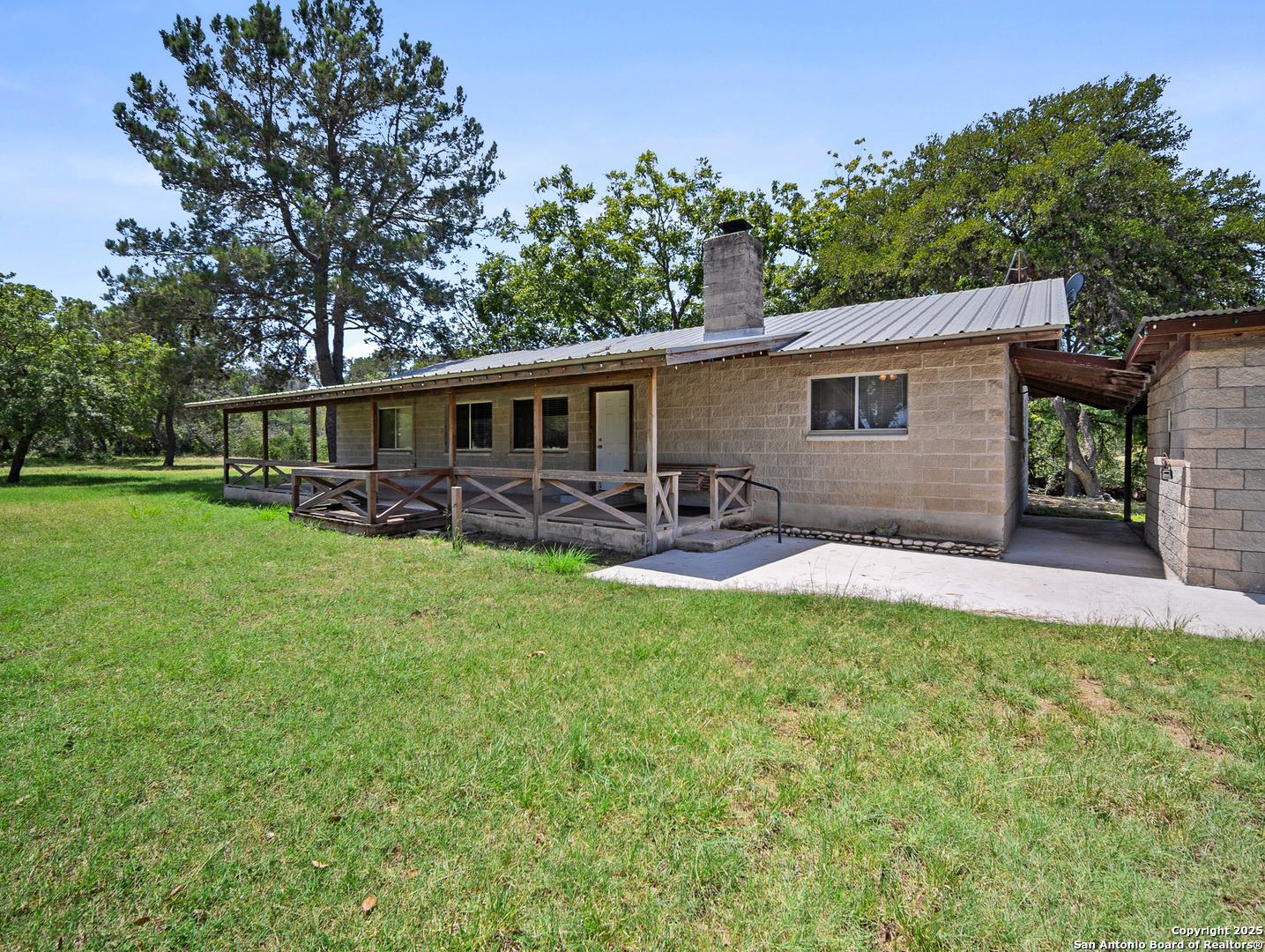 710 Chipman Lane Bandera, TX 78003 - Photo 22 of 42 a backyard of a house with yard table and chairs