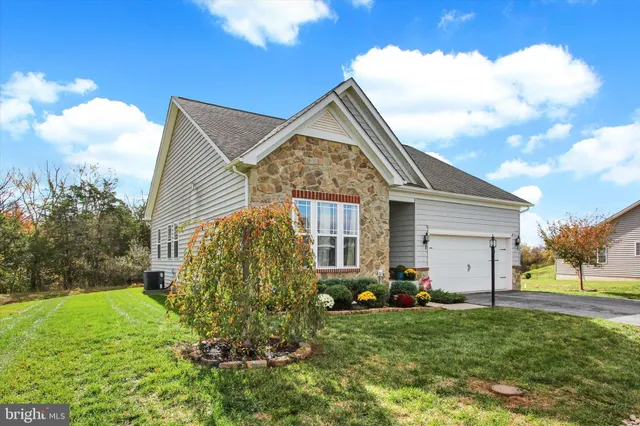a view of a house with backyard and garden