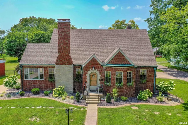 $299,900 | 235 North Indiana Avenue, Salem, IL 62881