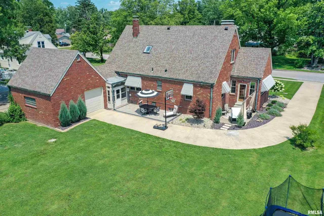 $299,900 | 235 North Indiana Avenue, Salem, IL 62881