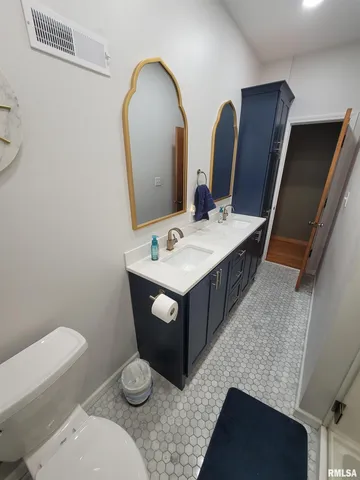 $299,900 | 235 North Indiana Avenue, Salem, IL 62881