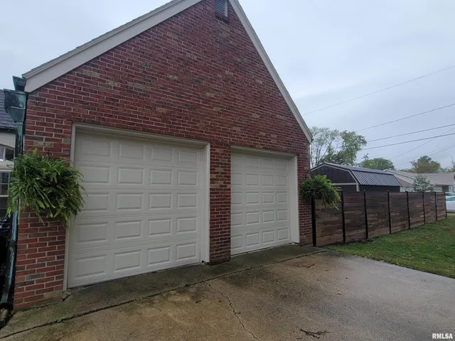 $299,900 | 235 North Indiana Avenue, Salem, IL 62881