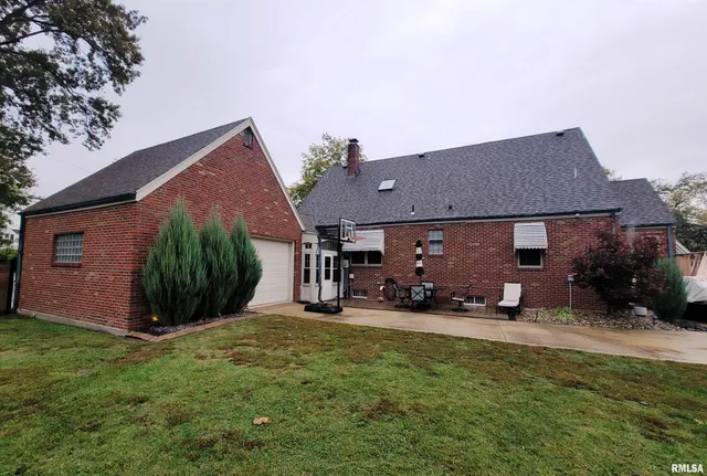 $299,900 | 235 North Indiana Avenue, Salem, IL 62881