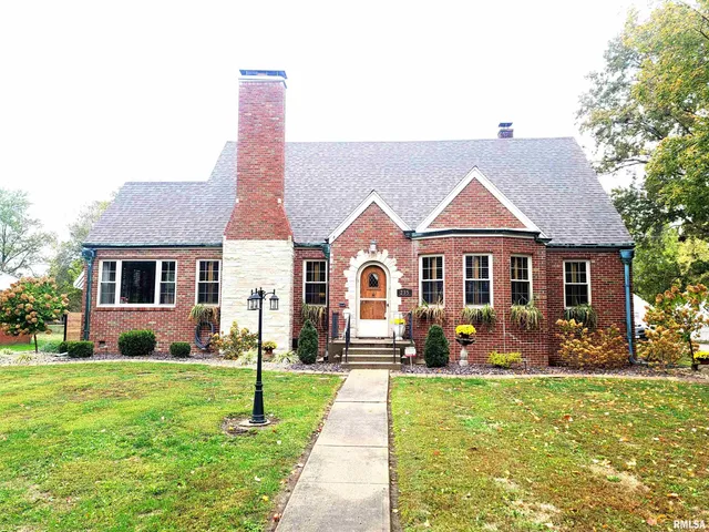 $299,900 | 235 North Indiana Avenue, Salem, IL 62881