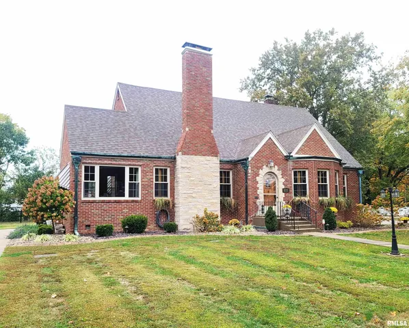 $299,900 | 235 North Indiana Avenue, Salem, IL 62881