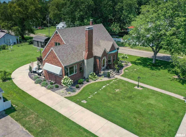 $299,900 | 235 North Indiana Avenue, Salem, IL 62881