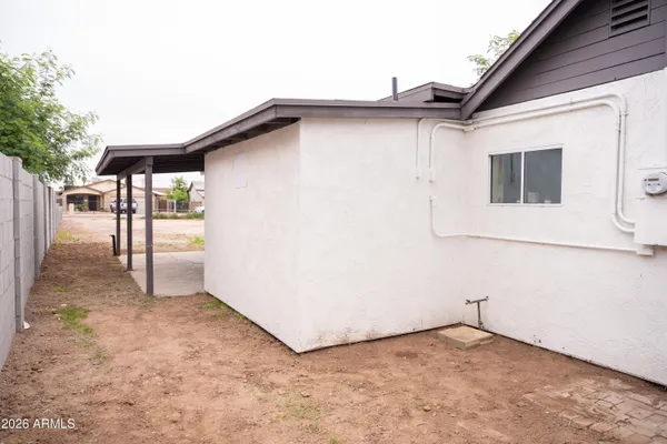 a view of a house with backyard
