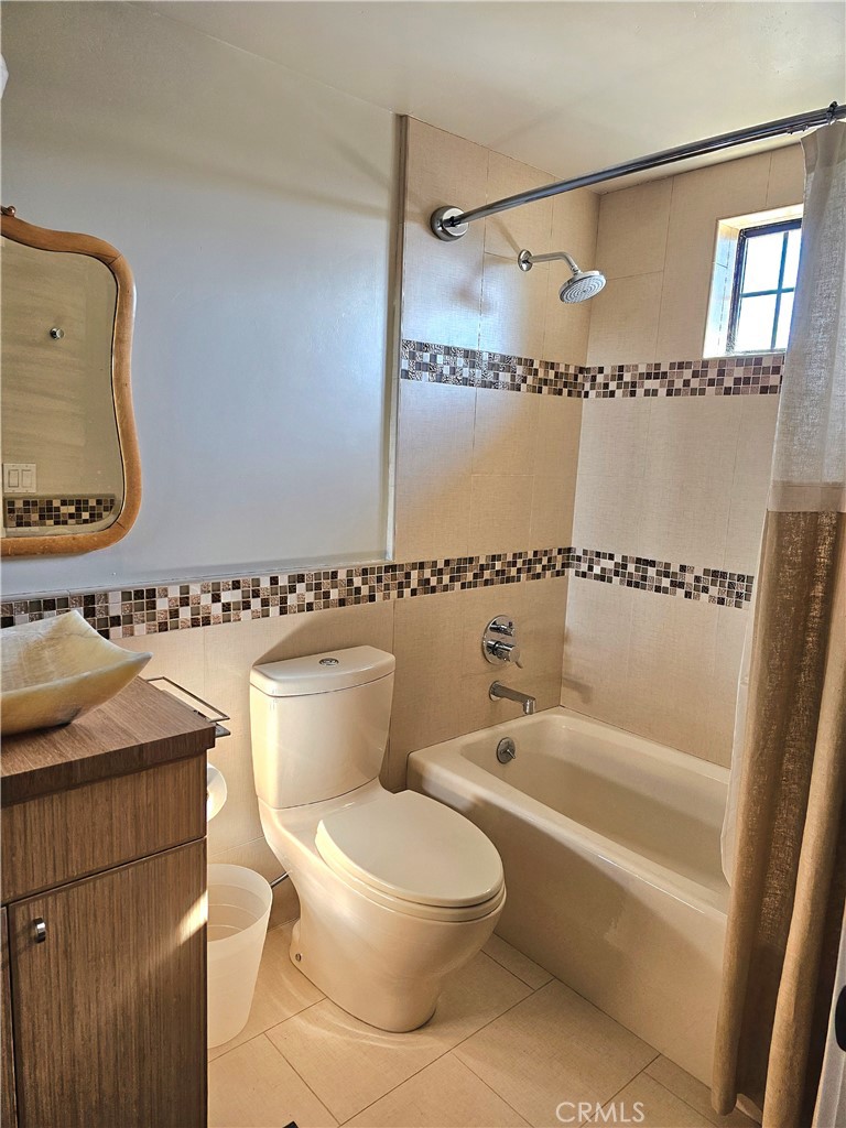 279 Tempus Circle Arroyo Grande, CA 93420 - Photo 24 of 38 a bathroom with a toilet and a bathtub