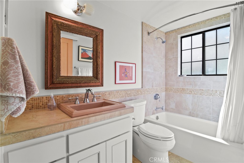 279 Tempus Circle Arroyo Grande, CA 93420 - Photo 28 of 38 a bathroom with a sink a toilet and a bathtub
