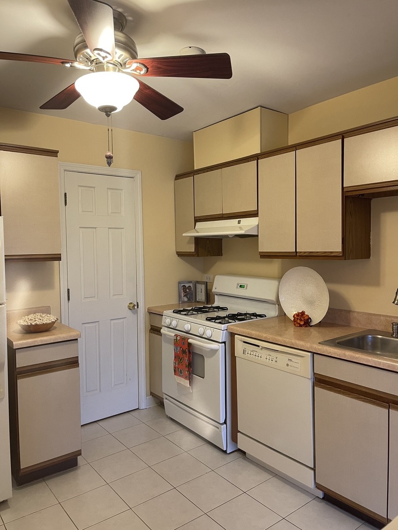 245 Memory Lane, Unit 3 Westmont, IL 60559 - Photo 5 of 28 a kitchen with stainless steel appliances granite countertop a stove and a sink