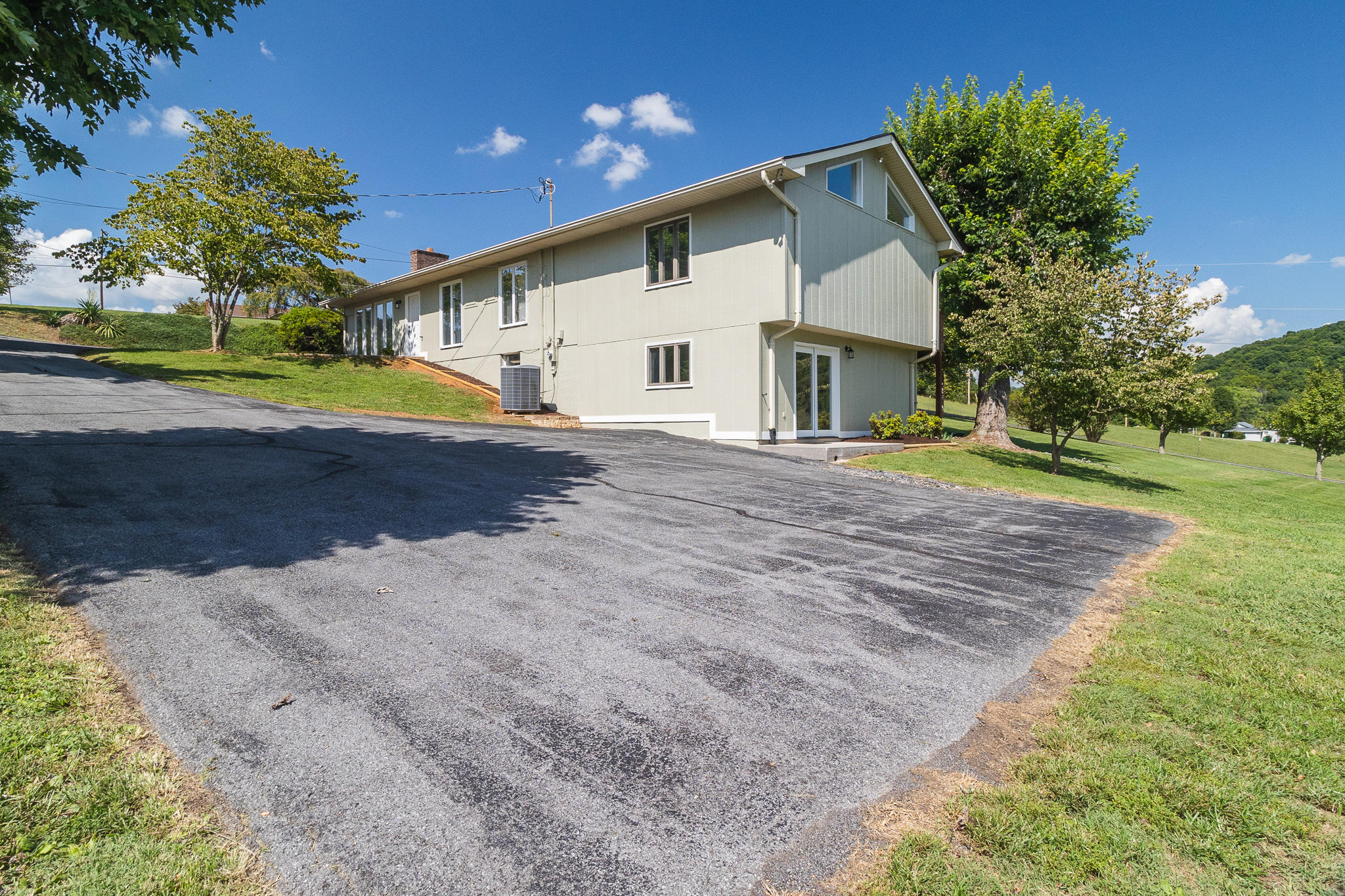 452 Island Road Kingsport, TN 37664 - Photo 3 of 49 Lower Driveway