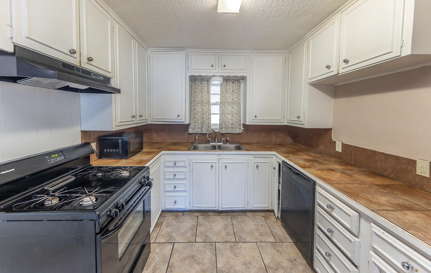 3512 38th Street Lubbock, TX 79413 - Photo 3 of 27 2L9A7955