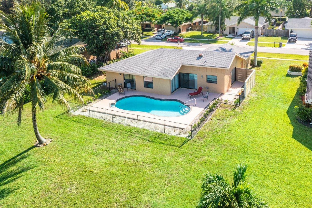 879 Windtree Way Wellington, FL 33414 - Photo 27 of 34 031-879WindtreeWay-Wellington-FL-33414-S