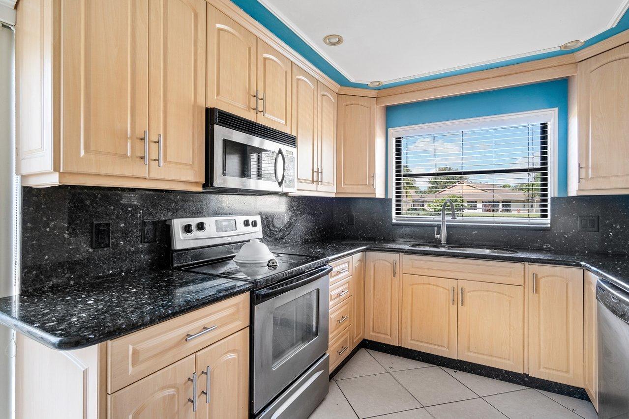 879 Windtree Way Wellington, FL 33414 - Photo 9 of 34 010-879WindtreeWay-Wellington-FL-33414-S