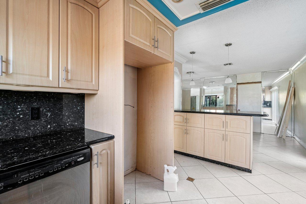 879 Windtree Way Wellington, FL 33414 - Photo 10 of 34 011-879WindtreeWay-Wellington-FL-33414-S